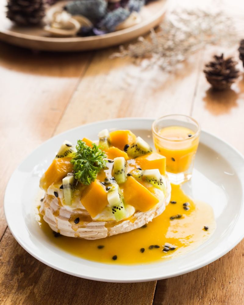 Healthy Pavlova dessert Healthy Pavlova dessert
